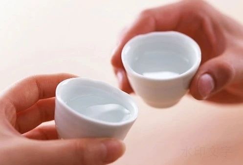 喝酱酒用小杯，杯虽小文化大！