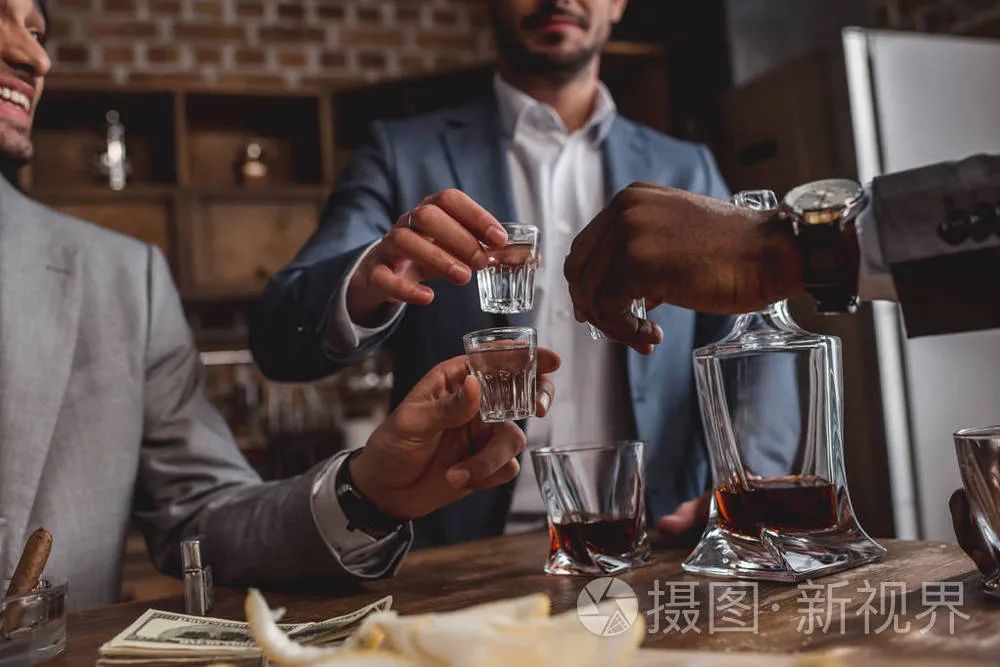 生活从未容易，我们只是在酒中变得更加坚强.